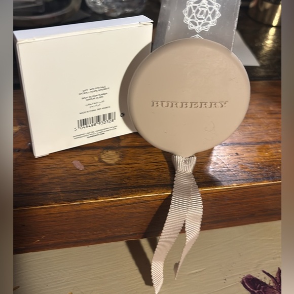Burberry Beige Compact Mirror with Ribbon! LIMITED EDITION! New in Box! - Picture 3 of 6